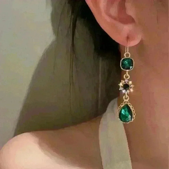New Emerald Green Dangle Earrings - Picture 1 of 3